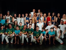 В концерте приняли участие школа этнических барабанов «Jam-бей», студия танцев Esfera Danza, вокалистка Анастасия Токарская и школа единоборств «Капоэйра Иркутск»