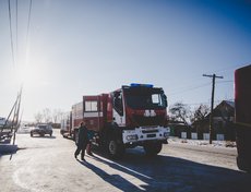 Накануне Старого Нового года приехали на пожарном автомобиле.