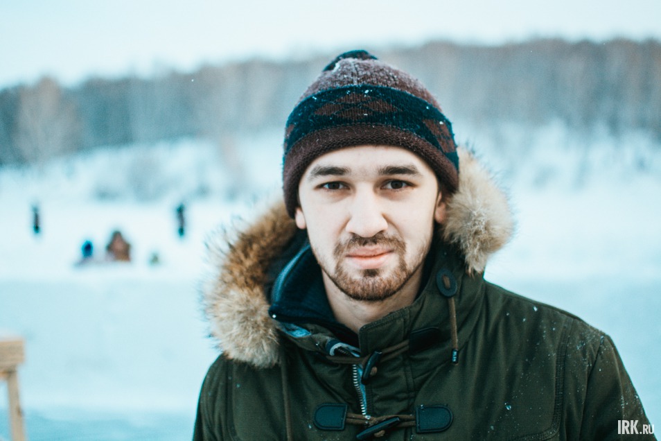 Сергей Кузнецов, 22 года. Студент 4 курса специальности прикладной геодезии, ИРНИТУ. Строительством иордани занимается второй год, планирует помогать каждый год. «Здесь требуется точный глаз, а я им обладаю», – говорит Сергей.