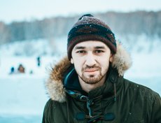 Сергей Кузнецов, 22 года. Студент 4 курса специальности прикладной геодезии, ИРНИТУ. Строительством иордани занимается второй год, планирует помогать каждый год. «Здесь требуется точный глаз, а я им обладаю», – говорит Сергей.