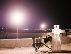 Строительство начинается примерно в 10:00 и продолжается до 23:00. А часто увлеченные люди могут работать до глубокой ночи.