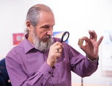 Анатолий Коненко входит в тройку самых талантливых микроминиатюристов в мире.