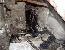 В подвале стоит вода. Жители боятся, что может произойти короткое замыкание.