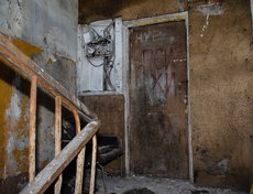Люди живут так уже несколько лет, помощи ждать неоткуда. Они обращались во все инстанции, но это ничего не изменило.