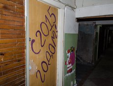 В таких условиях людям приходится существовать, отмечать праздники.