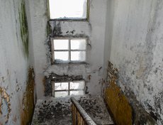 Стены здания промерзли снаружи и изнутри.
