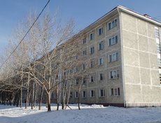Рядом с разрушающимся домом как издевка выглядит свежеотремонтированное общежитие, которое состоит на балансе.