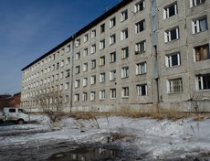 Но бесхозный дом стремительно ветшает.