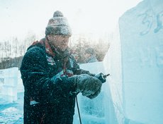 На ледовых страницах размещают мечты жителей разных уголков нашей планеты.