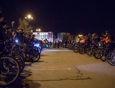 У здания правительства велосипедисты выстроились в коридор