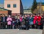 В ожидании открытия на площадке перед зданием бассейна собрались студенты, работники академии и журналисты.