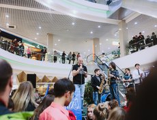 Юбилейный десятый фестиваль «Джаз на Байкале» открылся необычным концертом: музыканты выступили в торгово-развлекательном комплексе.