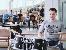 На мастер-классе для барабанщиков.