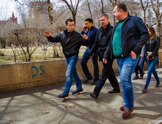 Ход работ в четырех округах города оценил мэр Дмитрий Бердников.