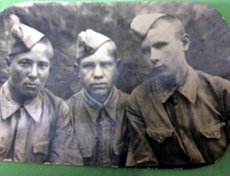 Борис Александрович Булатников (слева) и боевые товарищи. Фото прислала Александра Курт.