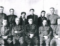 Клавдия Сергеевна Давыденко (Тимакова), третья слева. Фото прислал Александр Анисимов