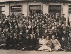 100-й цех Иркутского авиазавода, 1942 год. Елена Дмитриевна просит откликнуться тех, кто работал с ней, по телефону: 8 950 133-70-14. Фото предоставлено Катериной Белых.