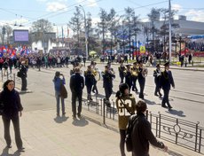 После митинга участники двинулись колонной по улице Ленина к мемориалу «Вечный огонь»