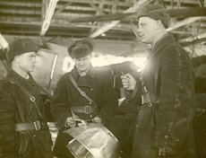 Александр Федорович Брянчуков, в центре снимка, Омск, 1942 год. Фото прислал Игорь Брянчуков.