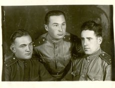 Александр Федорович Брянчуков, крайний слева, Москва 1944 г. Фото прислал Игорь Брянчуков.