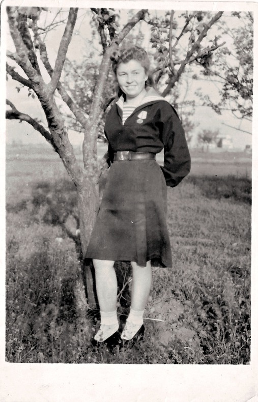 Надежда Степановна Андреева (Чайкина), 1944 год, аэропорт Веселое. Фото прислала Вера Страутиньш.