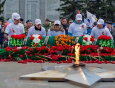 Участники митинга возложили к мемориалу гирлянды и цветы.