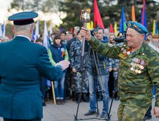 В рамках акции состоялась зажжение огня Победы от Вечного огня.