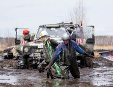 Взятие контрольной точки класса ТС4. Штурман работает с лебедкой, чтобы доехать до контрольной точки.