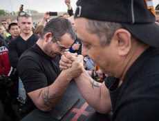 В рамках праздника состоялся турнир по армрестлингу.