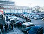 Пришедшие на концерт выстроились в длинную очередь.