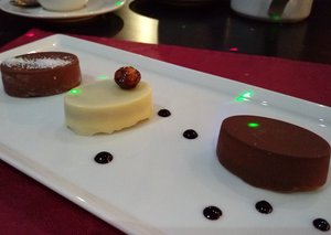 Вафля, мороженое, конфеты, роллы и шаурма.