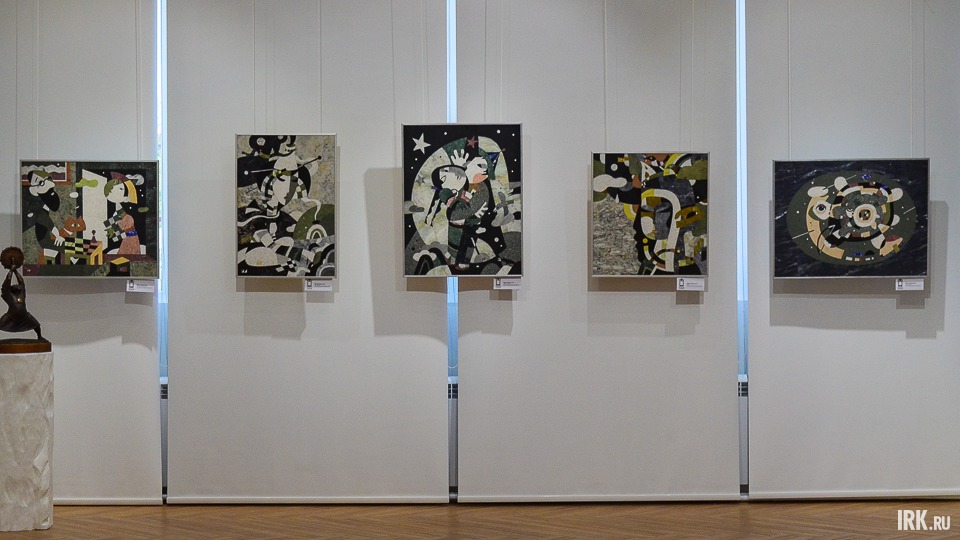 Работы в стиле флорентийской мозаики — очень редкий жанр. Картины выполнены из камня (художник Юрий Мандаганов).