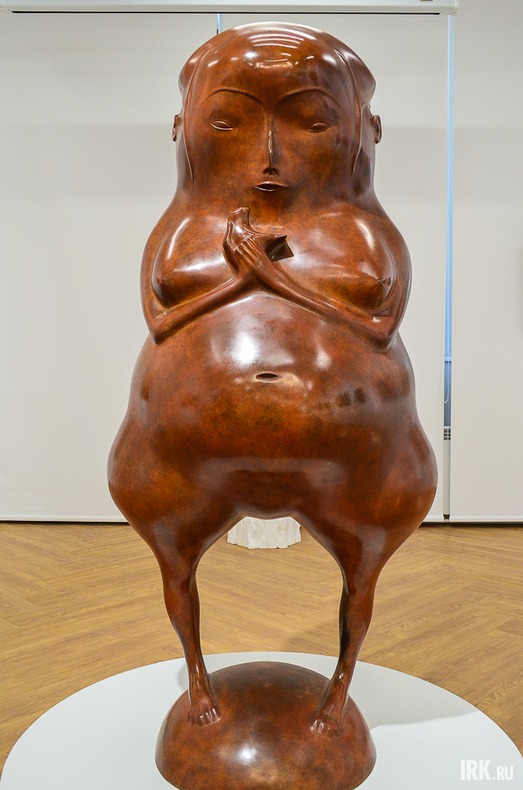 Даши Намдаков «Мадонна с птичкой» (бронза, 2011 год).