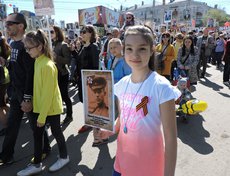 Алина Татомир с прадедом Ефремовым Михаилом Ивановичем. Фото Натальи Татомир