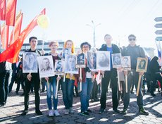 Участие в шествии приняли ученики 11-й школы, они вышли с портретами выпускников их школы, которые ушли на войну и не вернулись. С собой школьники взяли и Знамя победы.