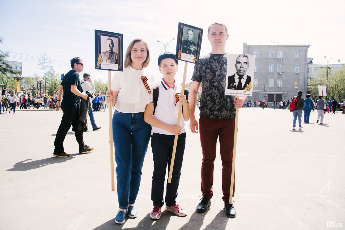 Семья Пантелеевых приняла участие в акции в первый раз. Их родственники воевали и вернулись. «Это память о наших, честь отдаём своим дедам, чтобы никто не забыл эту страшную войну, чтобы дети подрастали и знали историю», — сказал Евгений.