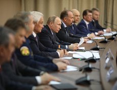 Владимир Путин поинтересовался, как организовано питание в пункте временного размещения жителей Бубновки. Кирилл Свистелин ответил, что все вопросы решены. Фото с сайта irkobl.ru