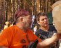 В истории «Лукоморья» не так много случаев, когда мастера стремились создать деревянные портреты широко известных людей. Сибирский писатель будет сидеть на крыльце полуразрушенного дома, а дверная колода станет рамой для этого портрета.