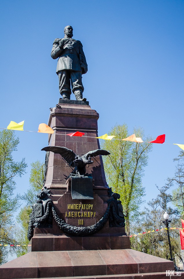 У памятника, кстати, непростая история. Первоначально он был возведен в 1908 году, но в 1920 году его разрушили и на его месте установили «шпиль». Лишь в 2003 году памятник восстановлен.