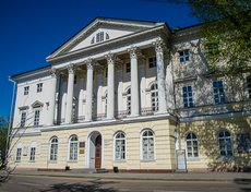 Дом был построен в 1802 году, но позже сгорел и обрушился. Ныне существующий особняк — точная копия первого, построен в 1821 году. С 1939 года здесь находится библиотека ИГУ.
