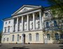 Дом был построен в 1802 году, но позже сгорел и обрушился. Ныне существующий особняк — точная копия первого, построен в 1821 году. С 1939 года здесь находится библиотека ИГУ.