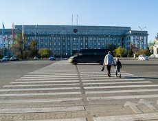 Со сквера Кирова по большому пешеходному переходу идём к дому советов, ныне здание правительства Иркутской области. Здание строилось с 1937 по 1959 год, возникли сложности с просадкой фундамента.