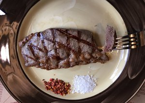 Оливье не понравился кусок мяса в известном мясном ресторане.