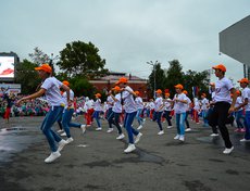 В некоторых номерах было задействовано до 400 участников.
