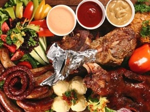 Признаем, что немцы — большие мастаки поесть вкусно, сытно и неспешно. Еде здесь придают довольно-таки весомое значение, а большинство представителей нации высоко ценят добротную, качественную, калорийную пищу.