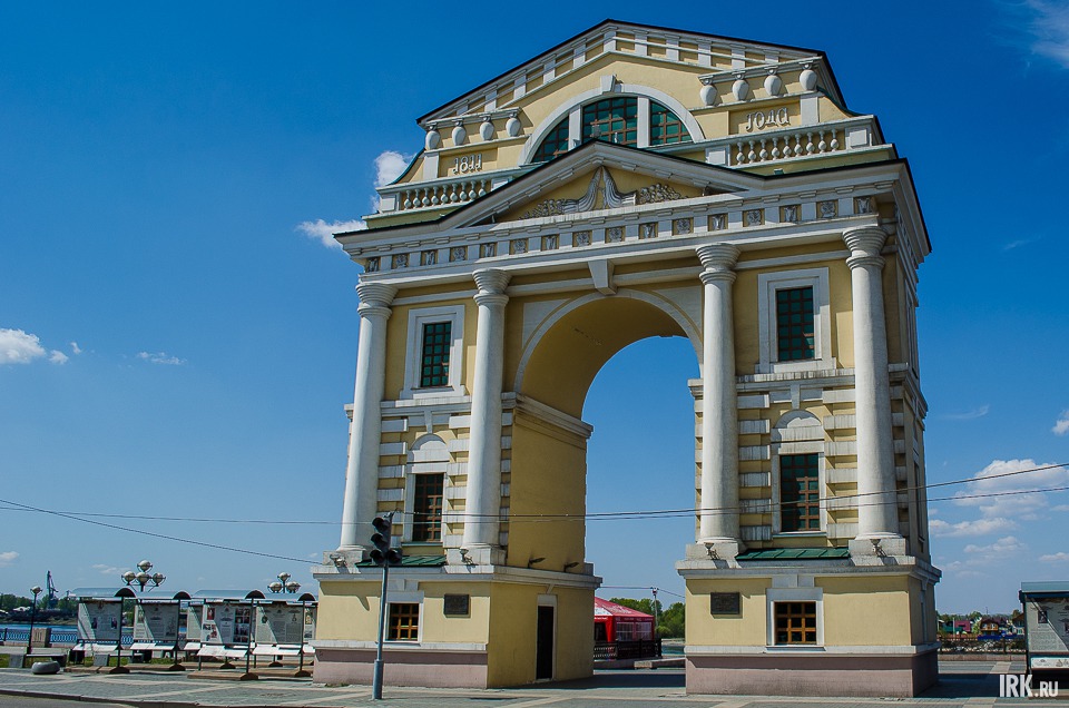 Триумфальная арка «Московские ворота». Была заложена в 1811 году в честь десятилетия царствования Александра Первого. Арка служила для проверки и регистрации приезжающих в город. Ворота были разобраны в 1925 году и воссозданы в 2011 году.