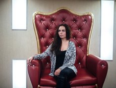 В холле театра установлено кресло. В антракте зрители фотографировались в нём.