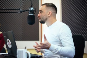 Ведущий Владимир Батуев