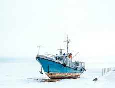 На входе в поселок традиционно встречают заржавевшие суда. Как будто они пришвартовались тут лет 20 назад.