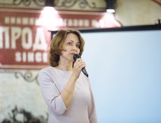 На сцене выступила Ольга Харина — представитель Иркутской нефтяной компании, генерального спонсора фестиваля «Иркнига».